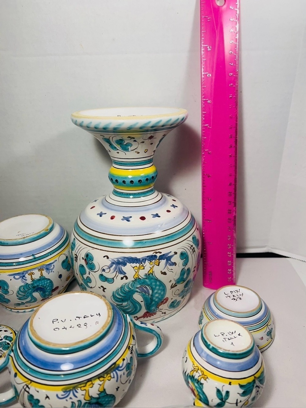 Various Deruta Italy hand painted pottery pieces. - Picture 3 of 7